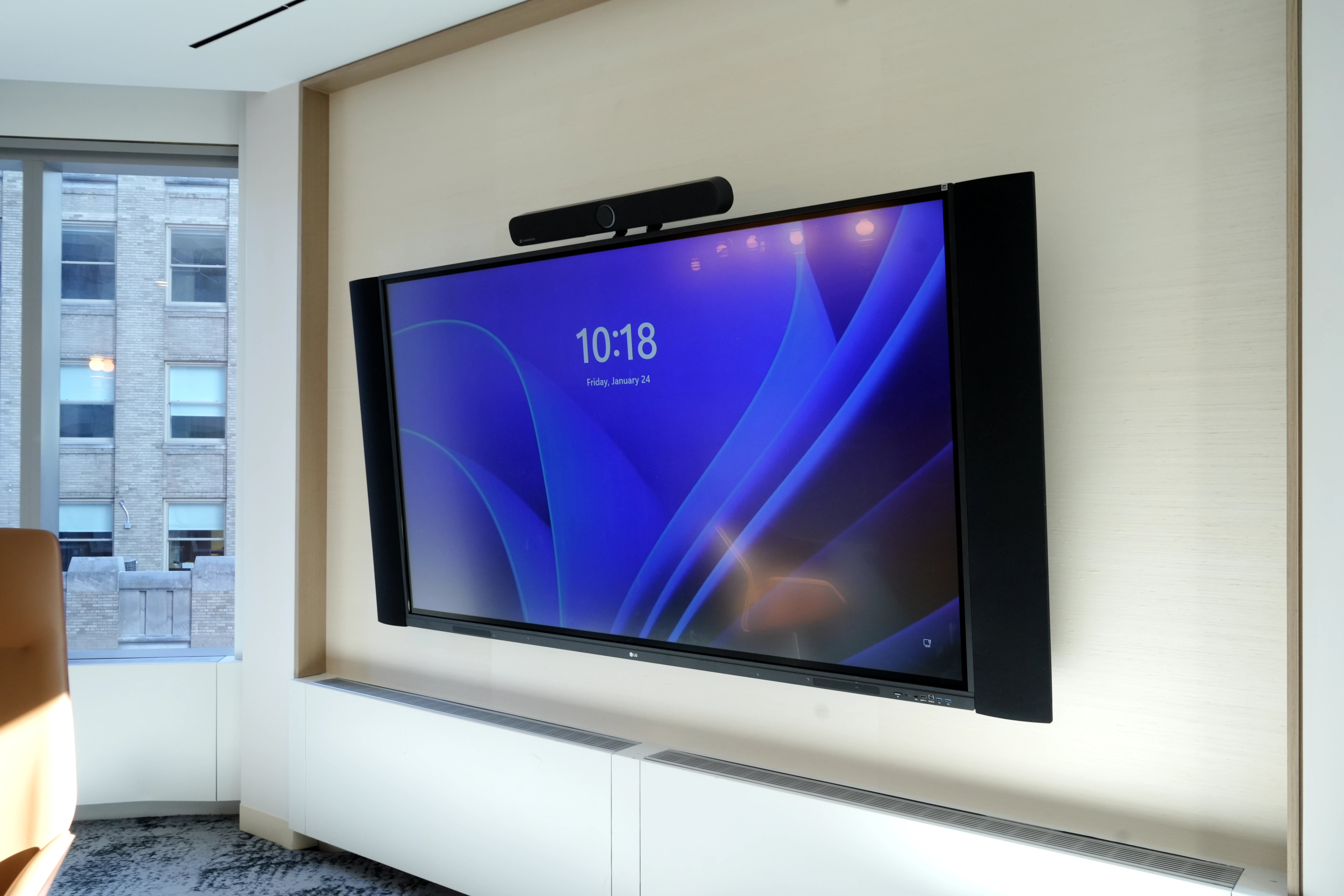 Large-Scale LED & LCD Walls